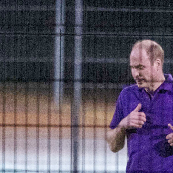 Exclusif - Le prince William, duc de Cambridge, joue au football à Battersea Park à Londres avec ses amis le 10 mars 2020.
