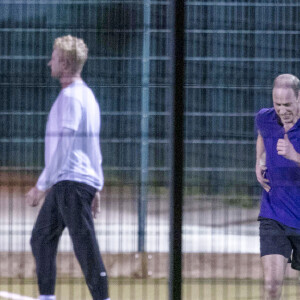 Exclusif - Le prince William, duc de Cambridge, joue au football à Battersea Park à Londres avec ses amis le 10 mars 2020.