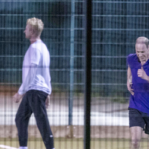 Exclusif - Le prince William, duc de Cambridge, joue au football à Battersea Park à Londres avec ses amis le 10 mars 2020.