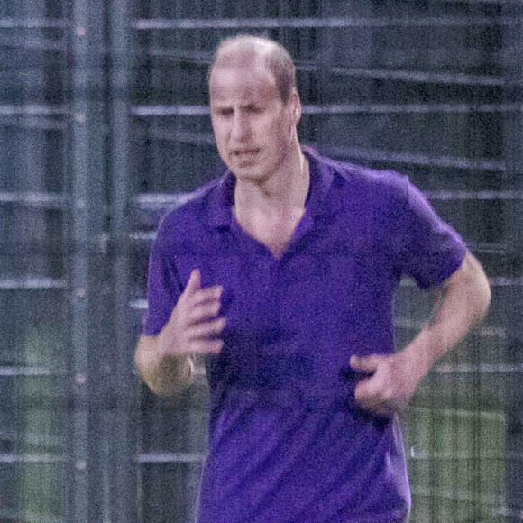Exclusif - Le prince William, duc de Cambridge, joue au football à Battersea Park à Londres avec ses amis le 10 mars 2020.