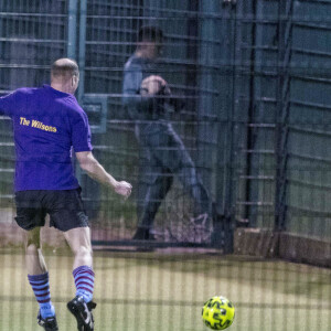 Exclusif - Le prince William, duc de Cambridge, joue au football à Battersea Park à Londres avec ses amis le 10 mars 2020.