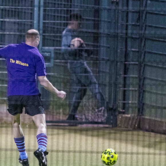 Exclusif - Le prince William, duc de Cambridge, joue au football à Battersea Park à Londres avec ses amis le 10 mars 2020.