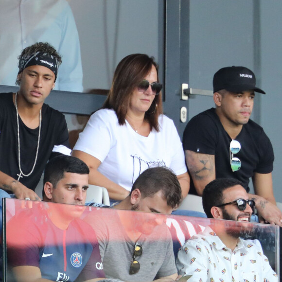 Neymar Jr entouré de son père Neymar da Silva Sr, de sa mère Nadine Gonçalves (Santos) et de son ami Jô Amancio regardant depuis les tribunes le premier match de la saison 2017-2018 de Ligue 1 Paris Saint-Germain (PSG) contre Amiens (ASC) au parc des princes à Paris, le 5 août 2017.© Giancarlo Gorassini/Bestimage