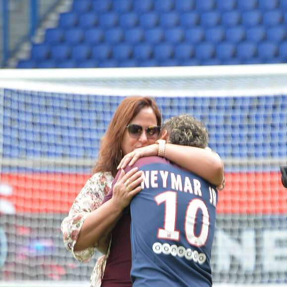 Neymar Jr et sa mère Nadine Gonçalves - Neymar Jr en conférence de presse au Parc des Princes pour son entrée au club de football PSG (Paris Saint-Germain). Le 4 août 2017 © Veeren / Bestimage