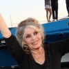 Brigitte Bardot pose avec l'équipage de Brigitte Bardot Sea Shepherd, le célèbre trimaran d'intervention de l'organisation écologiste, sur le port de Saint-Tropez, le 26 septembre 2014