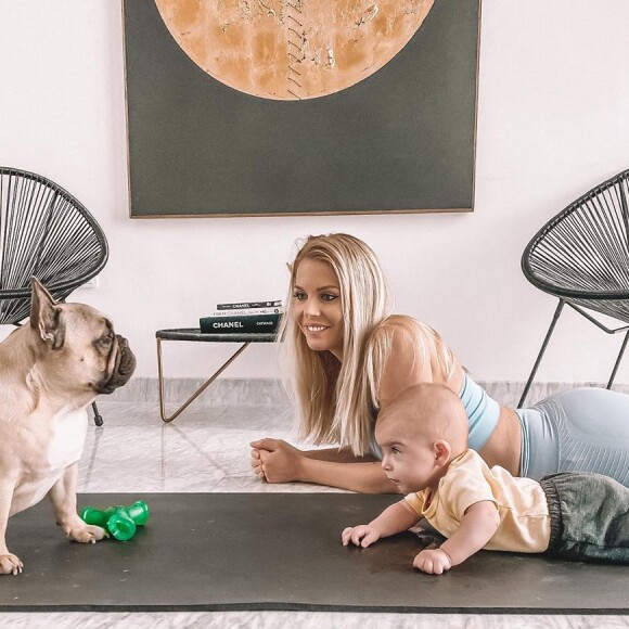 Jessica Thivenin avec son fils Maylone et leur chien Guizmo, photo du 14 avril 2020