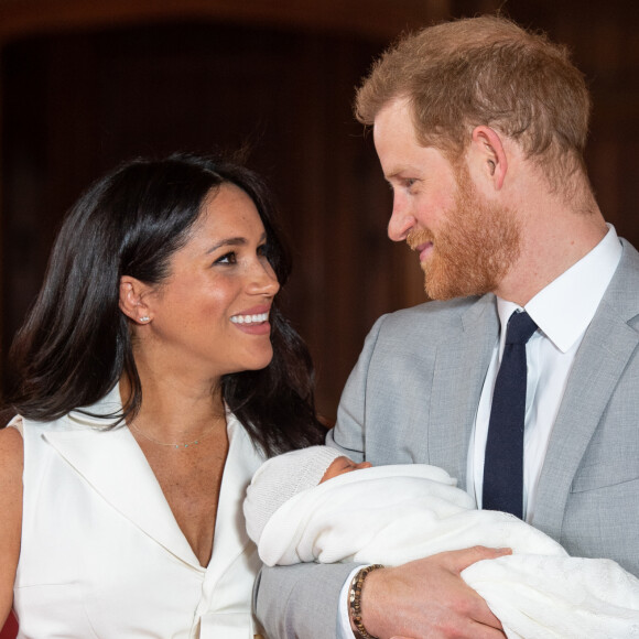 Le prince Harry et Meghan Markle, duc et duchesse de Sussex, présentent leur fils Archie Harrison Mountbatten-Windsor dans le hall St George au château de Windsor le 8 mai 2019.