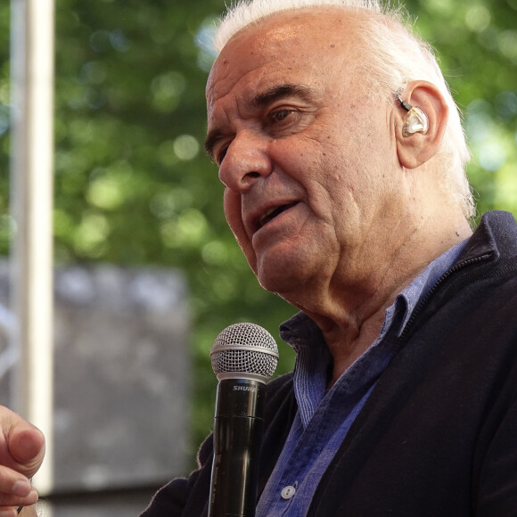 Michel Fugain et sa femme Sanda chantent lors de la soirée d'ouverture du "Printemps de Pérouges" à Chazey-sur-Ain, le 12 juin 2019.