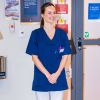 La princesse Sofia de Suède, après une formation accélérée de trois jours aux soins et à l'hygiène, a commencé le 16 avril 2020 à apporter son aide au personnel soignant de l'hôpital Sophiahemmet, dont elle est la présidente d'honneur, face à la pandémie de coronavirus.