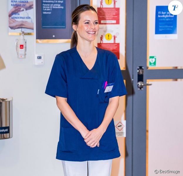 La princesse Sofia de Suède, après une formation accélérée de trois jours aux soins et à l'hygiène, a commencé le 16 avril 2020 à apporter son aide au personnel soignant de l'hôpital Sophiahemmet, dont elle est la présidente d'honneur, face à la pandémie de coronavirus.