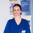 La princesse Sofia de Suède, après une formation accélérée de trois jours aux soins et à l'hygiène, a commencé le 16 avril 2020 à apporter son aide au personnel soignant de l'hôpital Sophiahemmet, dont elle est la présidente d'honneur, face à la pandémie de coronavirus.