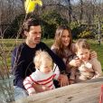 Le prince Carl Philip et la princesse Sofia de Suède avec leurs enfants le prince Gabriel et le prince Alexander le 12 avril 2020 lors d'un appel visio avec le reste de la famille royale pour Pâques depuis le jardin de leur propriété, la villa Solbacken. Photo Instagram.