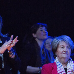 Exclusif - Francis Cabrel reçoit la décoration d'officier de l'ordre de la Couronne par le vice-premier ministre et ministre des affaires étrangères Didier Reynders lors de son concert au Palais 12 à Bruxelles, le 15 avril 2014. Sa mère Denise Nin et sa femme Mariette sont venues l'applaudir.