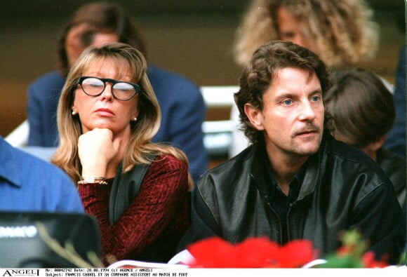 Francis Cabrel et sa femme Mariette à un match de foot, en 1994