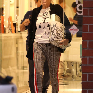Exclusif - Sharon Stone fait du shopping avec une amie dans le quartier de Beverly Hills à Los Angeles, le 10 décembre 2019
