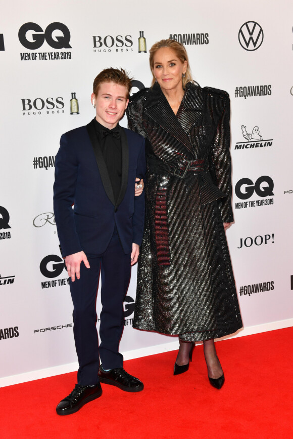 Sharon Stone et son fils Roan Joseph Bronstein au photocall de la soirée des "GQ Men of the Year Awards" à l'Opéra-Comique de Berlin, le 7 novembre 2019