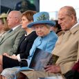 La reine Elisabeth II d'Angleterre et le prince Philip dévoilent la plaque d'inauguration de la "Queensferry Crossing" au Club Arena à Edimbourg le 4 septembre 2017.