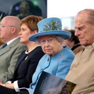 La reine Elisabeth II d'Angleterre et le prince Philip dévoilent la plaque d'inauguration de la "Queensferry Crossing" au Club Arena à Edimbourg le 4 septembre 2017.