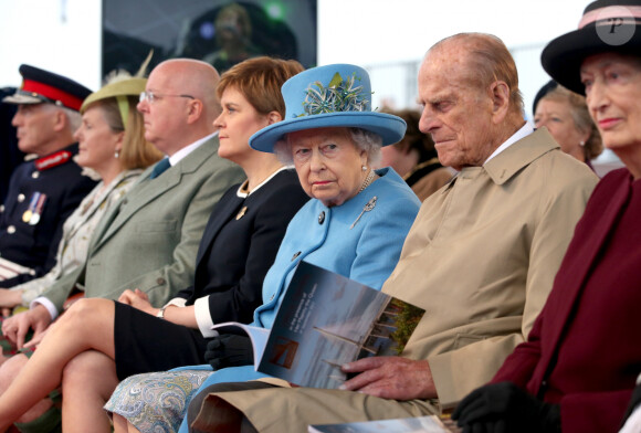 La reine Elisabeth II d'Angleterre et le prince Philip dévoilent la plaque d'inauguration de la "Queensferry Crossing" au Club Arena à Edimbourg le 4 septembre 2017.