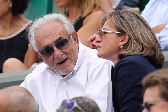 Dominique Strauss-Kahn (DSK) et Myriam L'Aouffir dans les tribunes de Roland-Garros à Paris. Le 30 mai 2017.