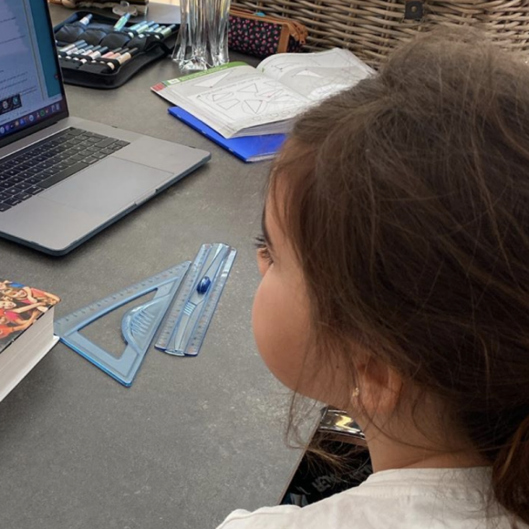 Capucine (7 ans), fille de Laurent Ournac, pendant le confinement - Instagram, 21 avril 2020