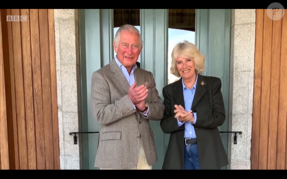 Le prince Charles et son épouse Camilla applaudissent le personnel soignant dans une émission pour la BBC One, le 23 avril 2020.