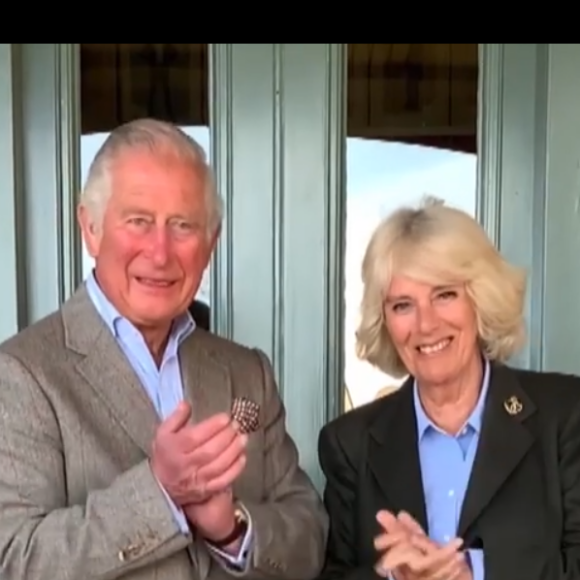 Le prince Charles et son épouse Camilla applaudissent le personnel soignant dans une émission pour la BBC One, le 23 avril 2020.