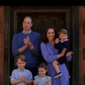 Le prince William, Kate Middleton et leurs trois enfants, George, Charlotte et Louis, applaudissent le personnel soignant dans une émission pour la BBC One, le 23 avril 2020.