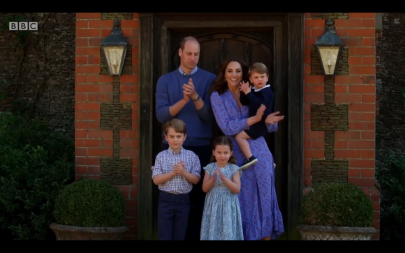 Le prince William, Kate Middleton et leurs trois enfants, George, Charlotte et Louis, applaudissent le personnel soignant dans une émission pour la BBC One, le 23 avril 2020.