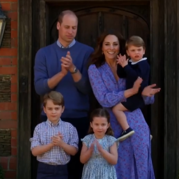 Le prince William, Kate Middleton et leurs trois enfants, George, Charlotte et Louis, applaudissent le personnel soignant dans une émission pour la BBC One, le 23 avril 2020.