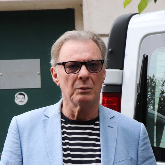 Herbert Léonard et Corinne Hermès discutent devant le studio Gabriel après l'émission "Vivement Dimanche" à Paris le 27 août 2018.