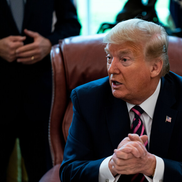 Le président Donald J. Trump participe à une cérémonie de signature avec des membres de son administration et des législateurs républicains au bureau ovale de la Maison Blanche à Washington DC le 24 avril 2020.