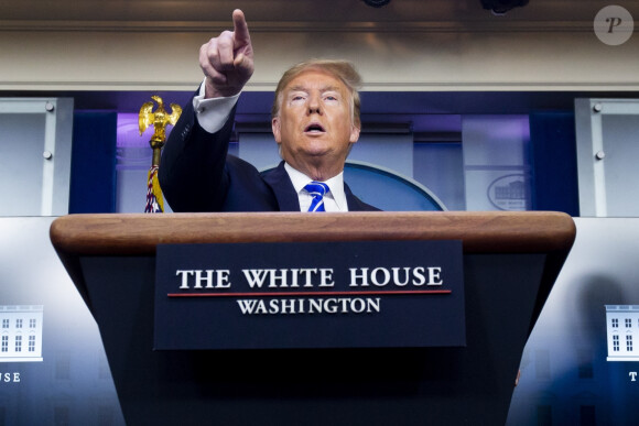 Le président américain Donald Trump donne une conférence de presse à la Maison Blanche, à propos de l'épidémie de coronavirus (Covid-19), au moment où le bilan provisoire dépasse les 50 000 décès, le 23 avril 2020.