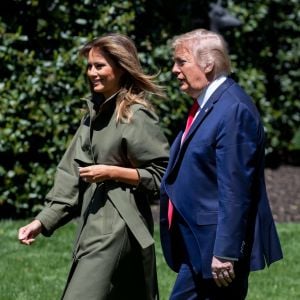 Le président Donald Trump et sa femme Melania plantent un arbre pour célèbrer la journée mondiale de la Terre à la Maison Blanche à Washington le 22 avril 2020.