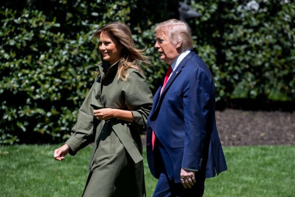 Le président Donald Trump et sa femme Melania plantent un arbre pour célèbrer la journée mondiale de la Terre à la Maison Blanche à Washington le 22 avril 2020.