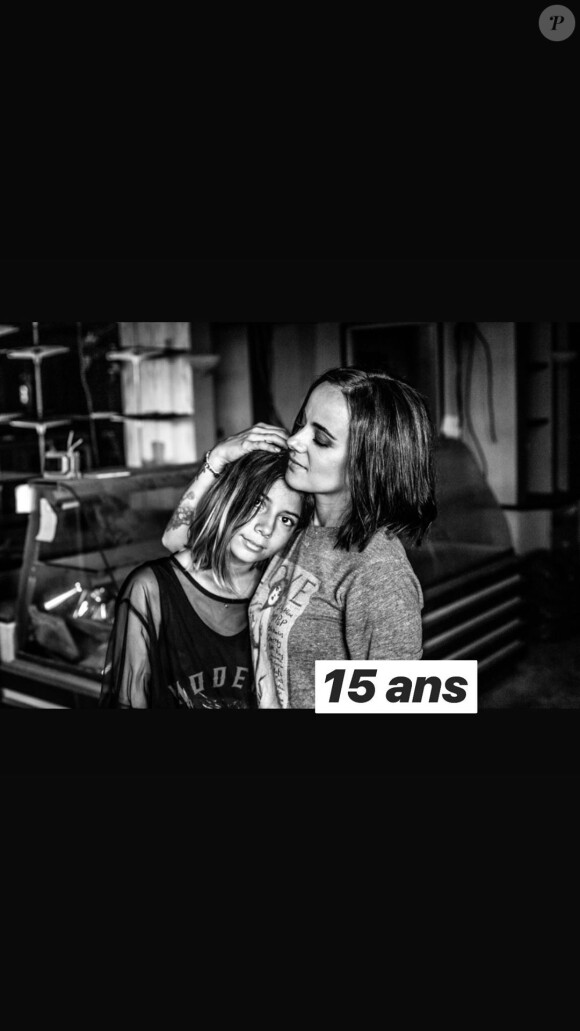 Alizée fête les 15 ans de sa fille Annily le 28 avril 2020 en publiant de nombreuses photos sur Instagram.