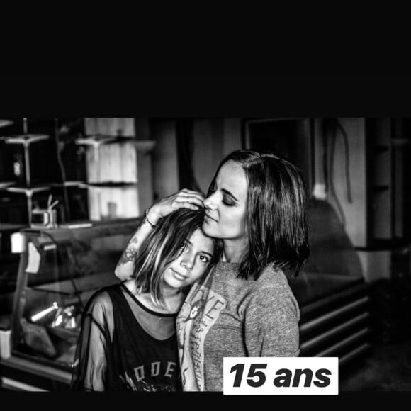 Alizée fête les 15 ans de sa fille Annily le 28 avril 2020 en publiant de nombreuses photos sur Instagram.