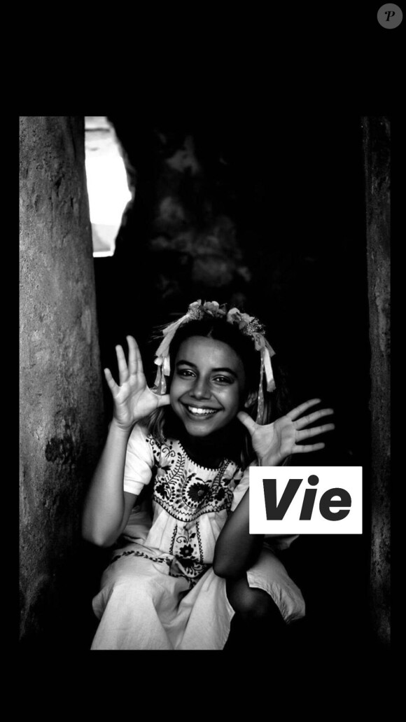 Alizée fête les 15 ans de sa fille Annily le 28 avril 2020 en publiant de nombreuses photos sur Instagram.