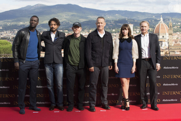 Omar Sy, Irrfan Khan, Ron Howard, Tom Hanks, Felicity Jones et Dan Brown à la première du film "Inferno" à Florence en 2016. 