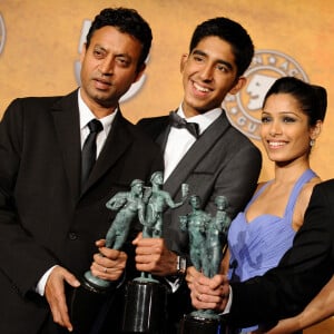 Irrfan Khan, Dev Patel, Freida Pinto, et Anil Kapoor du film "Slumdog Millionaire" aux Screen Actors Guild Awards à Los Angeles en 2009.
