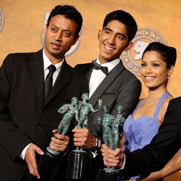 Irrfan Khan, Dev Patel, Freida Pinto, et Anil Kapoor du film "Slumdog Millionaire" aux Screen Actors Guild Awards à Los Angeles en 2009.