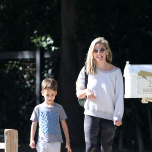 Exclusif - Sarah Michelle Gellar se promene dans son quartier de Brentwood avec son fils Rocky James Prinze à Los Angeles, Californie, Etats-Unis, le 4 avril 2020.