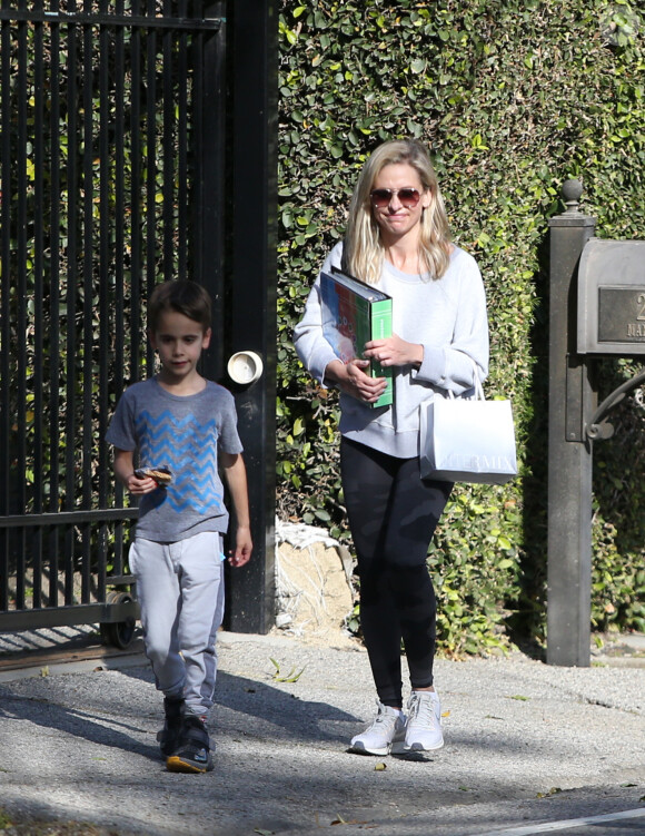 Exclusif - Sarah Michelle Gellar se promene dans son quartier de Brentwood avec son fils Rocky James Prinze à Los Angeles, Californie, Etats-Unis, le 4 avril 2020.