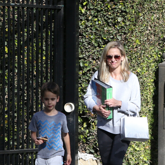 Exclusif - Sarah Michelle Gellar se promene dans son quartier de Brentwood avec son fils Rocky James Prinze à Los Angeles, Californie, Etats-Unis, le 4 avril 2020.