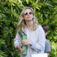 Exclusif - Sarah Michelle Gellar se promène dans son quartier de Brentwood avec son fils Rocky James Prinze à Los Angeles, Californie, Etats-Unis, le 4 avril 2020.