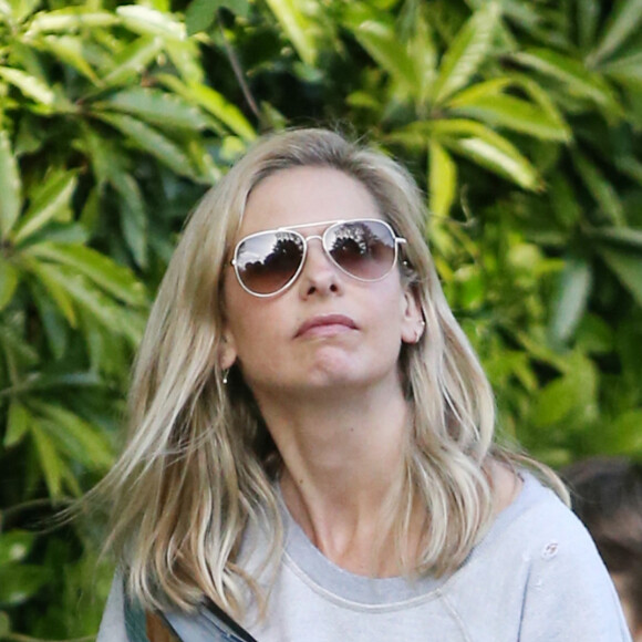 Exclusif - Sarah Michelle Gellar se promène dans son quartier de Brentwood avec son fils Rocky James Prinze à Los Angeles, Californie, Etats-Unis, le 4 avril 2020.