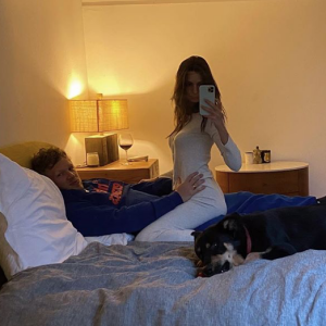 Emily Ratajkowski et son mari Sebastien Bear-McClard. Avril 2020.