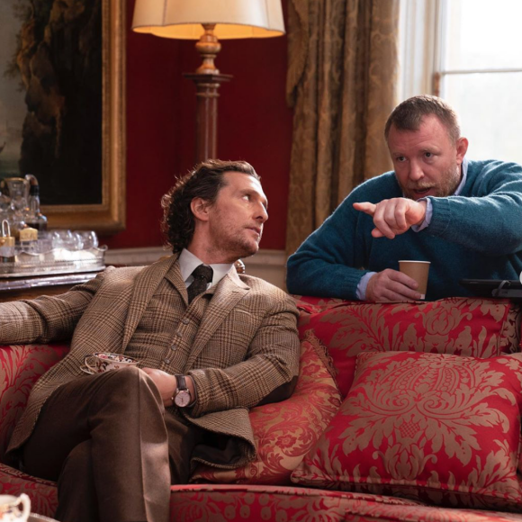 Guy Ritchie et Matthew McConaughey sur le tournage de The Gentlemen. Avril 2020.