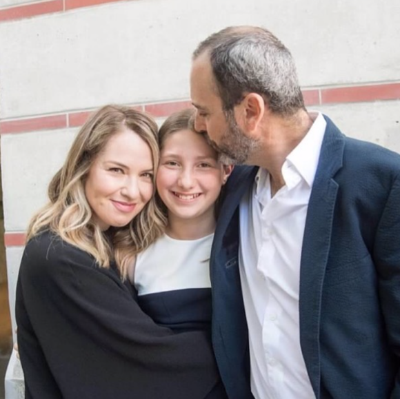 Leslie Grossman, son ex-mari Jon Bronson et leur fille Goldie. Juin 2019.