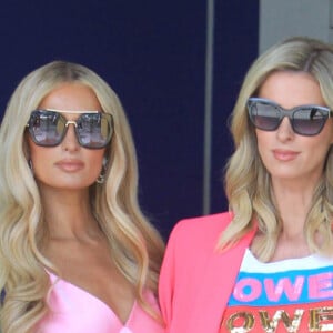 Paris Hilton et sa soeur Nicky (Rothschild) posent à Los Angeles le 5 mars 2020.